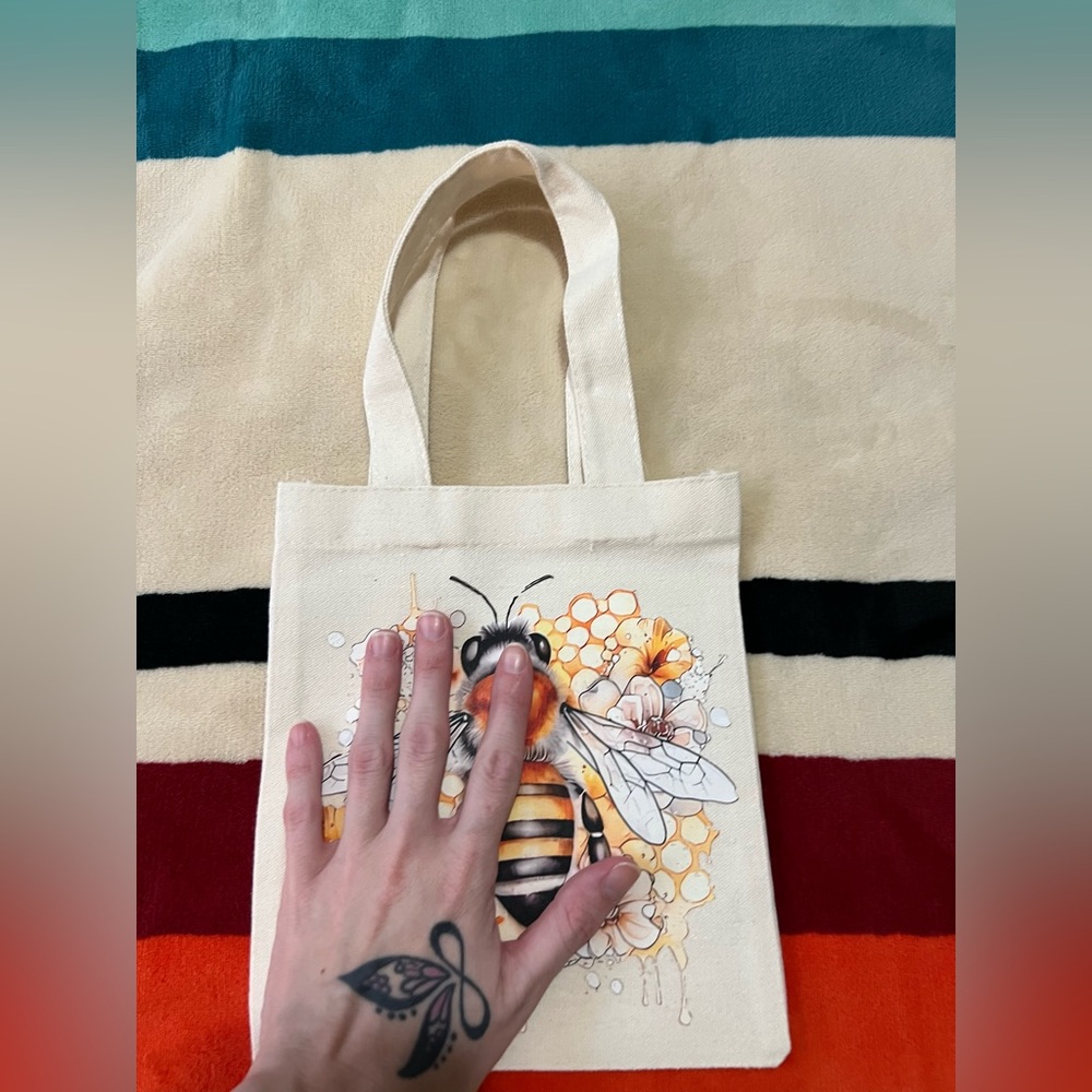Small Bee Hand Bag 🐝 - Picture 3 of 5